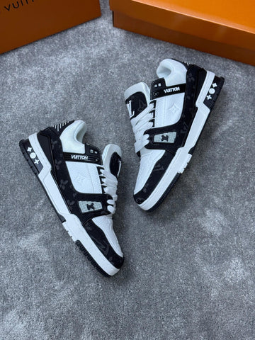 Louis Vuitton LV Trainer negra y blanca