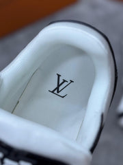 Louis Vuitton LV Trainer negra y blanca