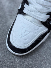 Louis Vuitton LV Trainer negra y blanca