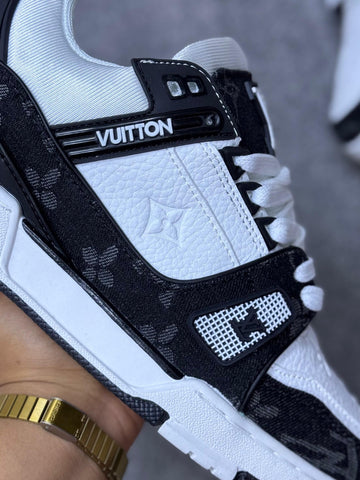 Louis Vuitton LV Trainer negra y blanca