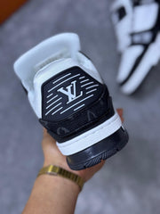 Louis Vuitton LV Trainer negra y blanca